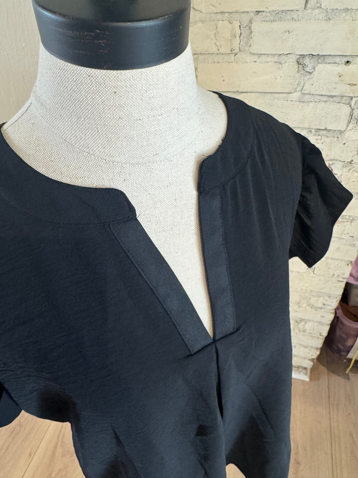 2X Accent of Style black ruffled sleeve top